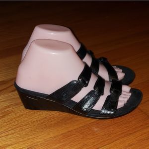 Vionic wedge sandals size 7 black lizard embossed leather straps
